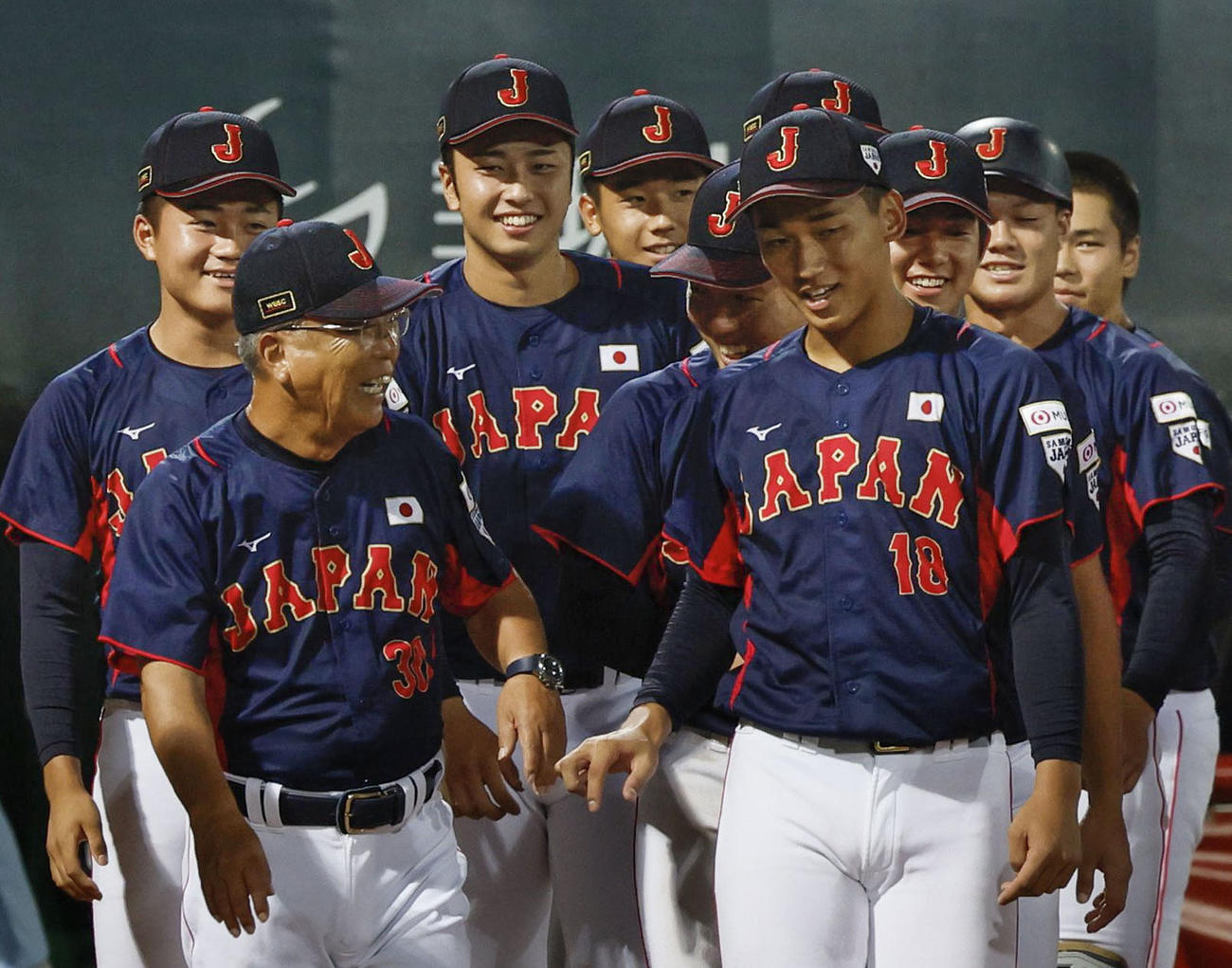 米国に勝利し、笑顔を見せる馬淵監督（手前左）、前田（同右）ら高校日本代表（共同）