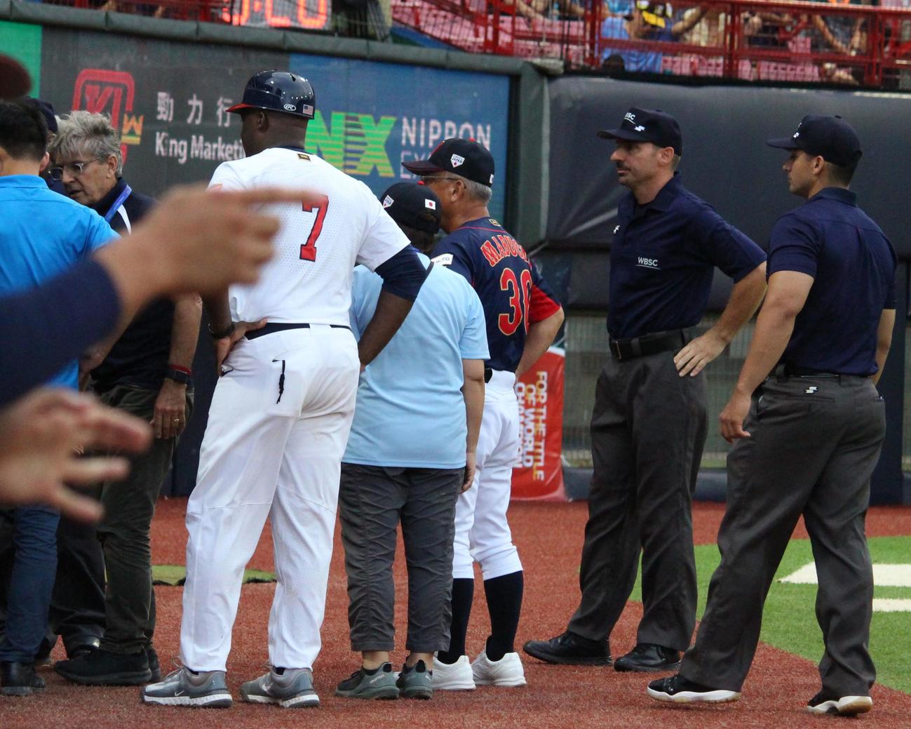 日本対米国　4回裏米国無死二塁、日本の挟殺プレーの判定をめぐって協議する技術委員室と球審ら（撮影・保坂恭子）
