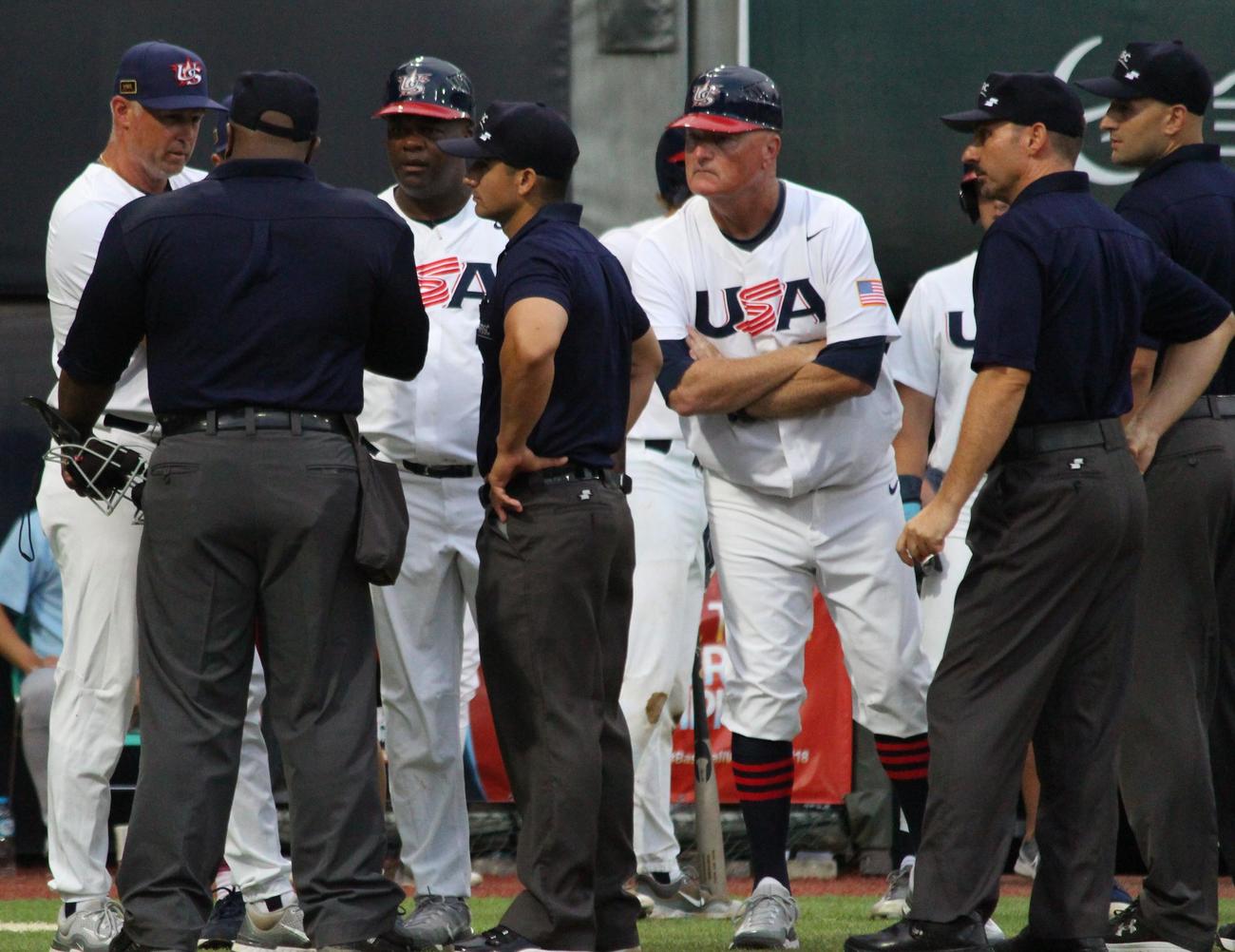 日本対米国　4回裏無死二塁、挟殺プレーの判定について聞く米国チーム（撮影・保坂恭子）