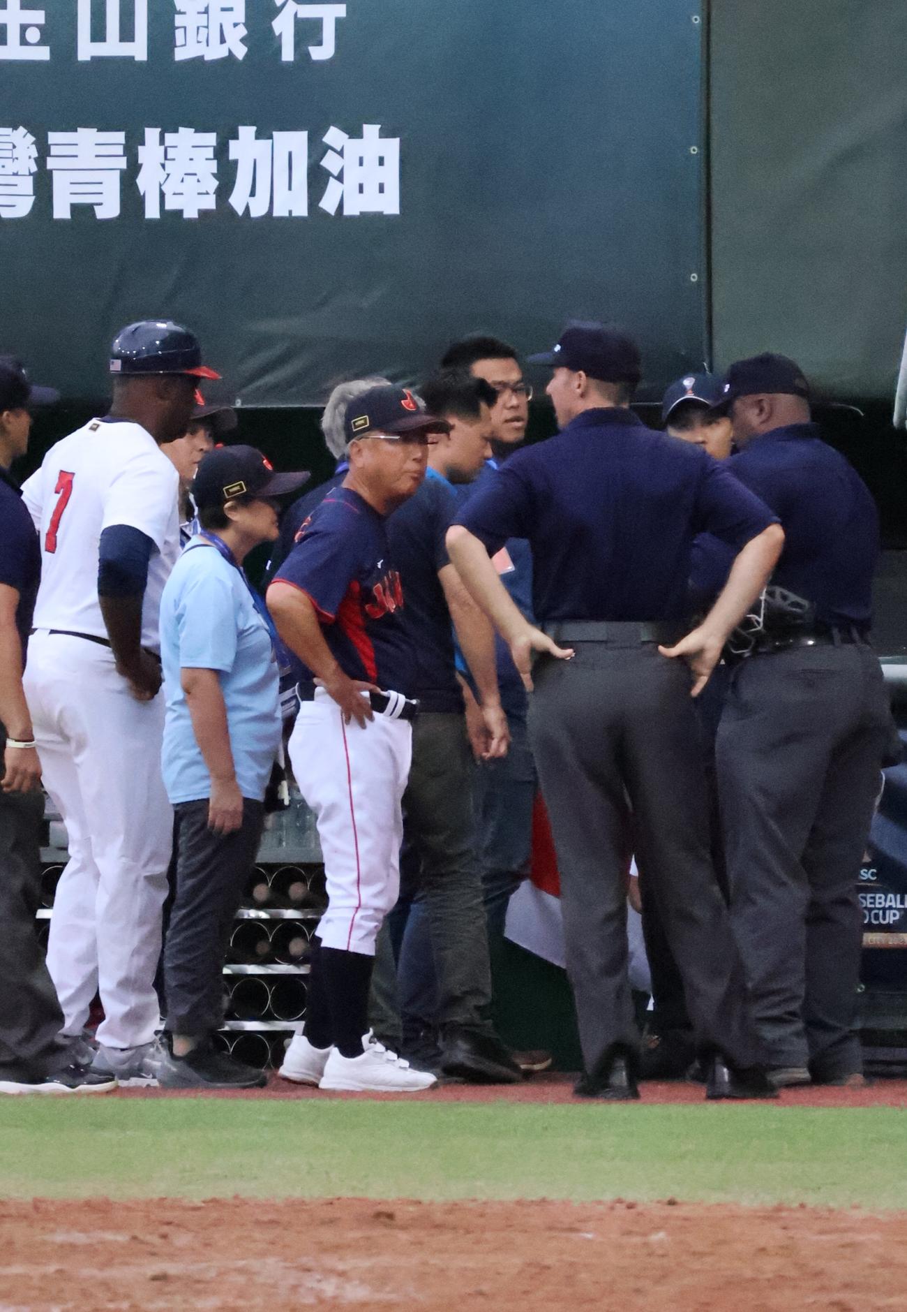 日本対米国　リプレー検証を見守る馬淵監督（撮影・柏原誠）