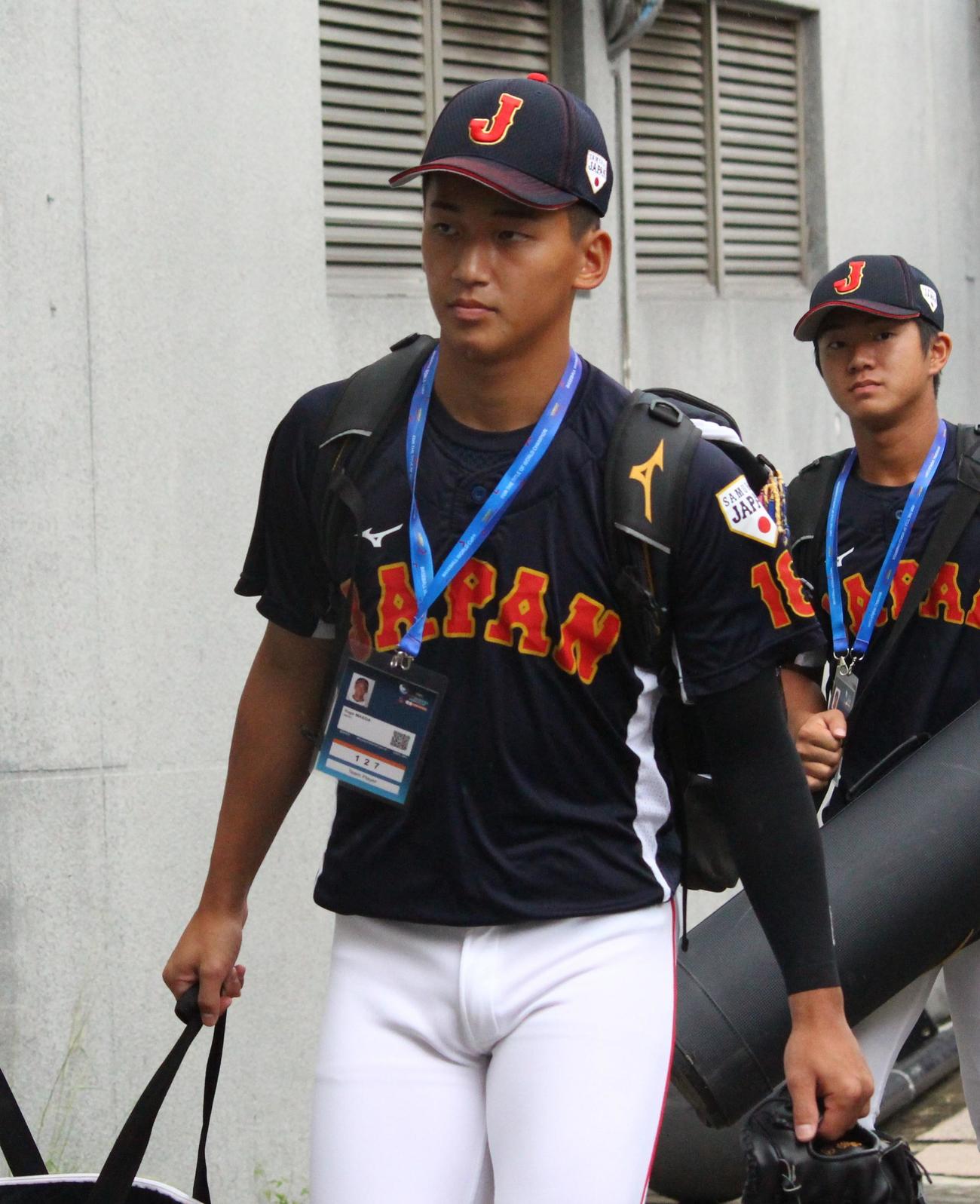 米国対日本　球場入りする日本・前田（撮影・保坂恭子）