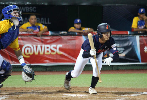 日本対ベネズエラ　3回表日本無死一塁、捕手前への犠打を内野安打にした山田（撮影・保坂恭子）