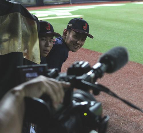 日本対ベネズエラ　日本3回1死満塁、中山優月のファウルがカメラを直撃し、心配そうにのぞき込む選手たち（撮影・保坂恭子）