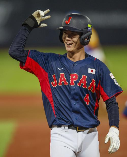 ベネズエラ戦の4回、適時打を放ち喜ぶ山田（共同）