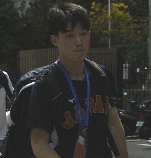 日本対ベネズエラ　球場入りする日本・丸田（撮影・保坂恭子）