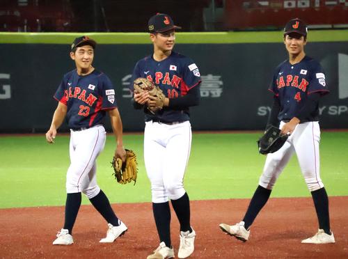 2回、リプレー検証を待つ間に笑顔を見せる中山優月（中央）ら（撮影・柏原誠）