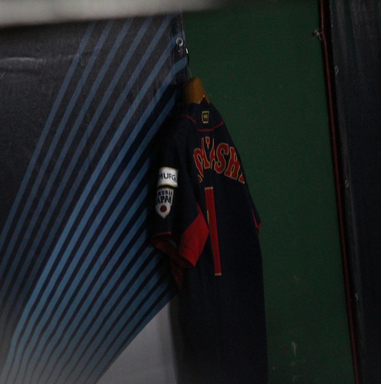 日本対ベネズエラ　日本ベンチに掲げられた小林のユニホーム（撮影・保坂恭子）