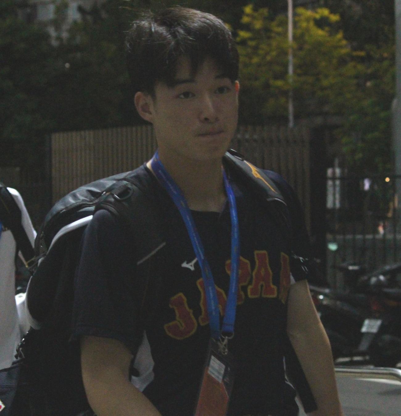 日本対ベネズエラ　球場入りする日本・丸田（撮影・保坂恭子）