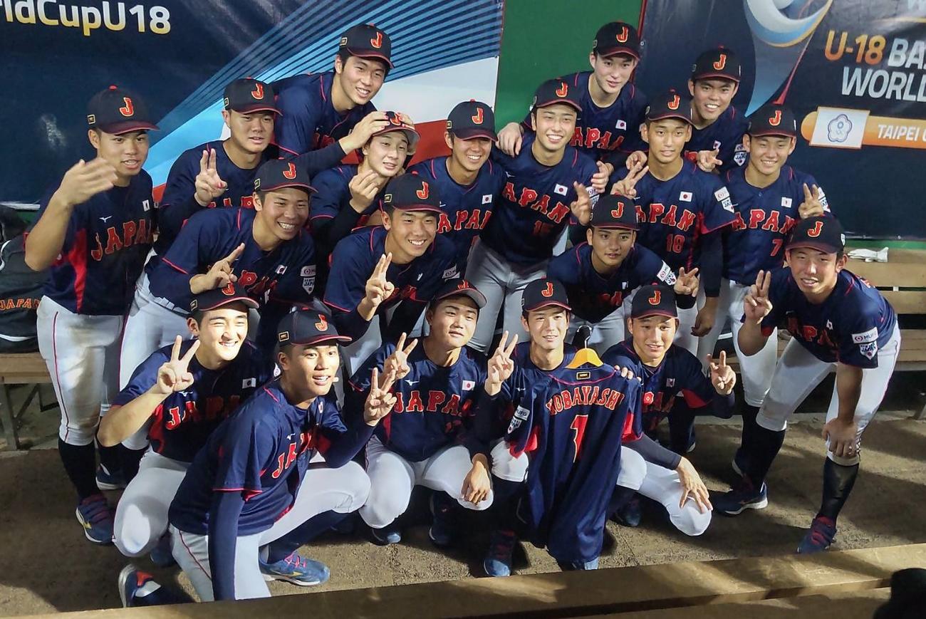 小林主将のユニホームと集合写真におさまる日本代表（撮影・柏原誠）