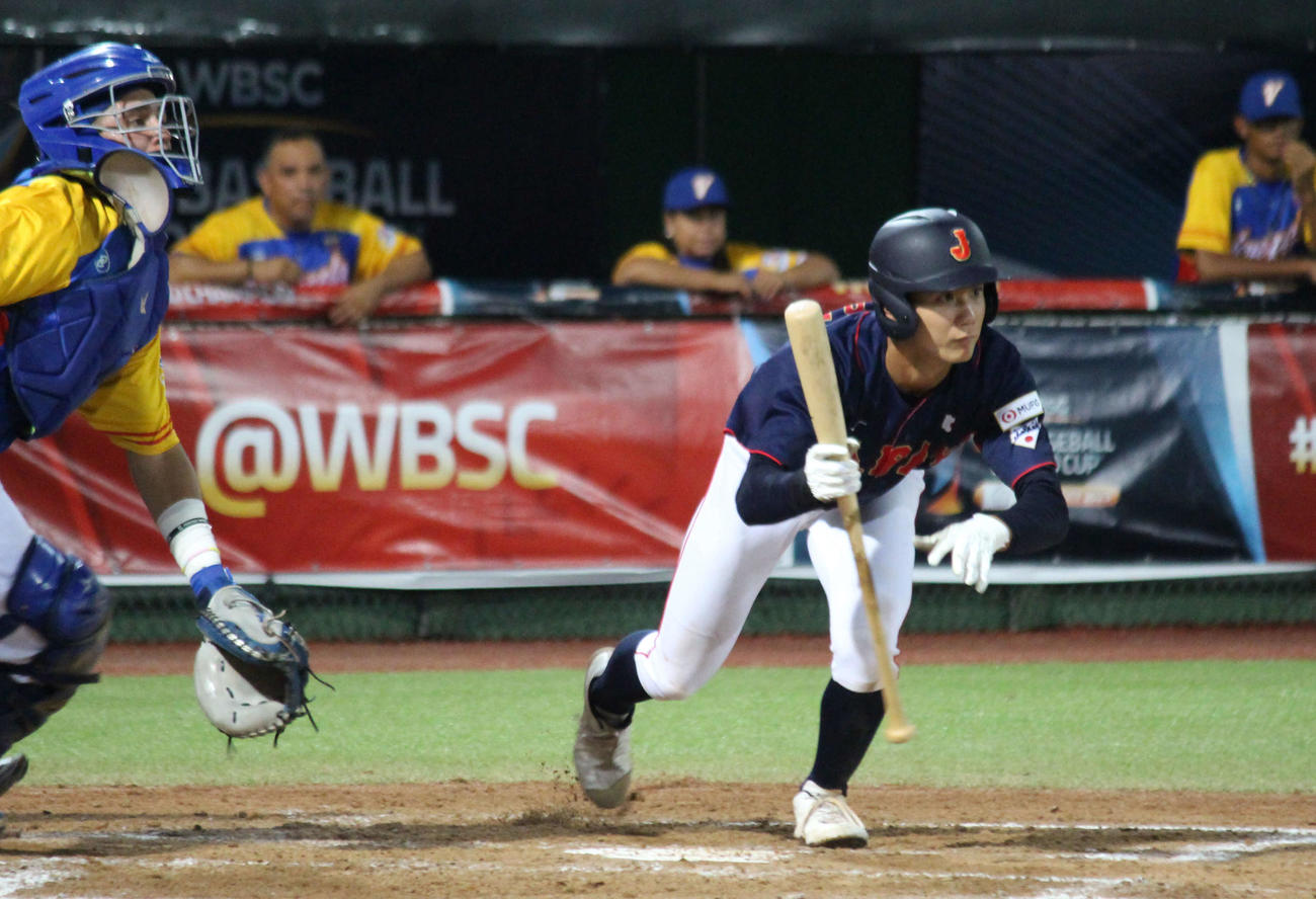 日本対ベネズエラ　3回表日本無死一塁、捕手前への犠打を内野安打にした山田（撮影・保坂恭子）