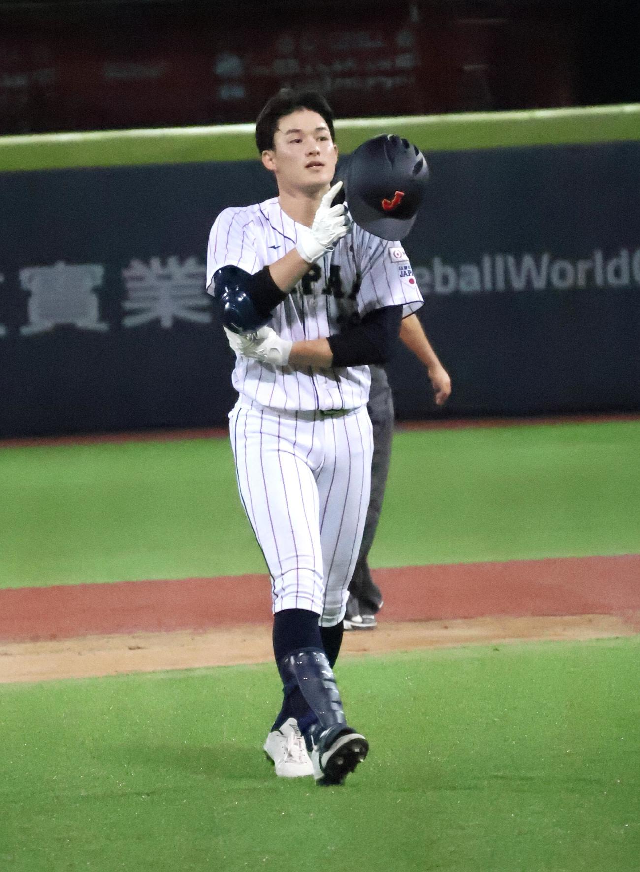 5回2死二塁、右前打を放つも点につながらずベンチに帰る丸田（撮影・柏原誠）