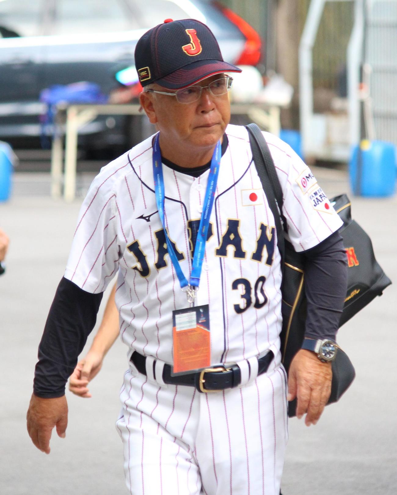 オランダ対日本　球場入りする日本・馬淵監督（撮影・保坂恭子）
