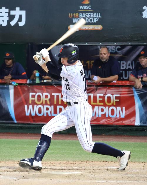 3回、二ゴロを打つ日本・丸田（撮影・柏原誠）