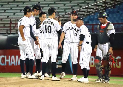 4回のピンチでマウンドに行く馬淵監督（撮影・柏原誠）