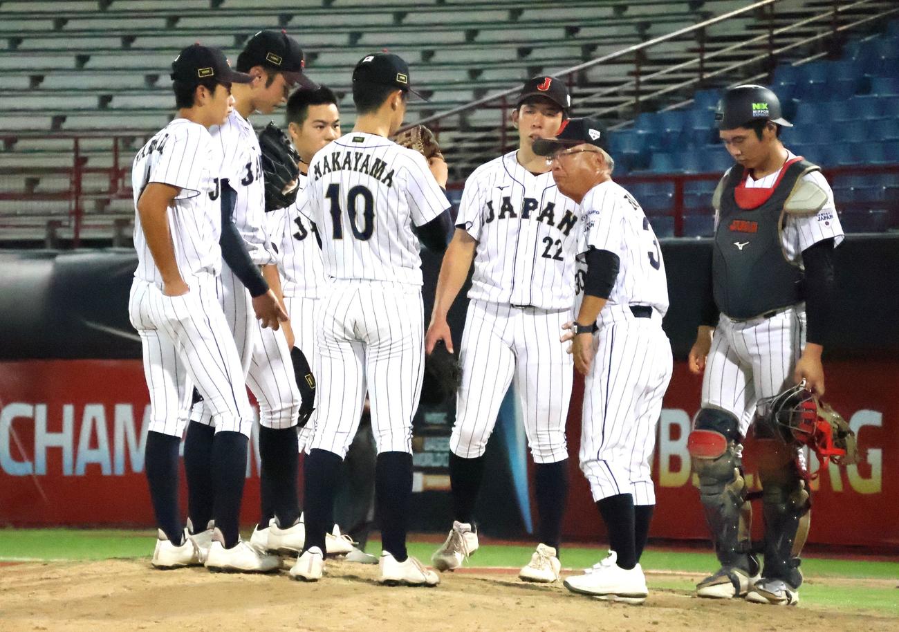 4回のピンチでマウンドに行く馬淵監督（撮影・柏原誠）