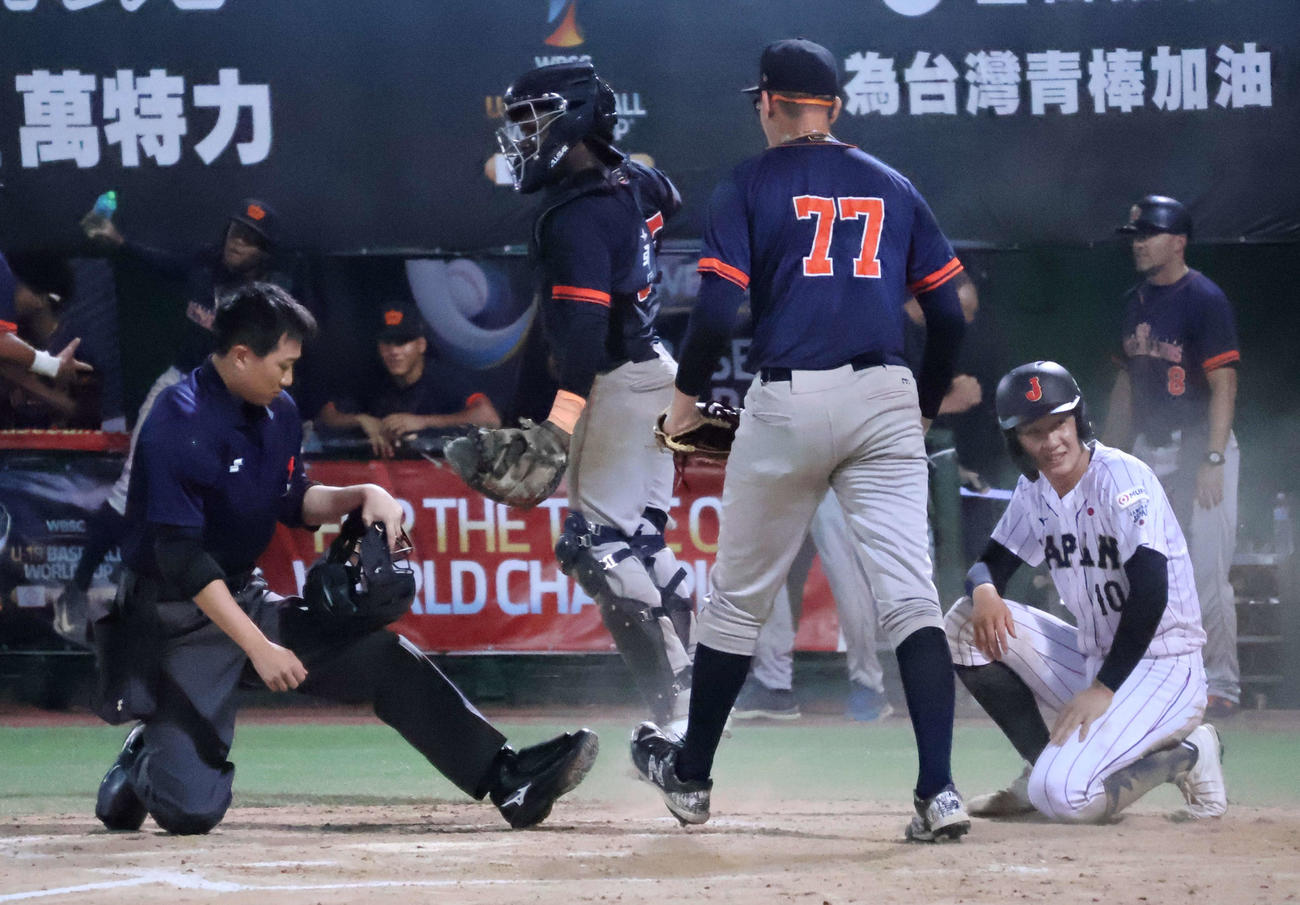 日本対オランダ　5回裏日本2死二塁、二走中山（右）は丸田の右前打で生還を狙うもアウトとなる（撮影・柏原誠）