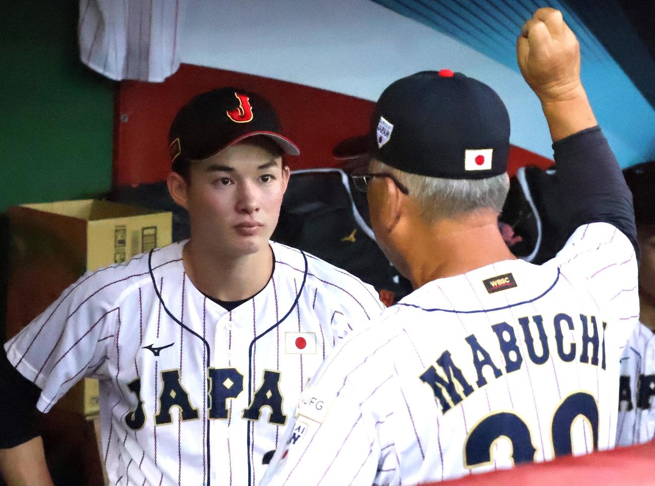 試合前に馬淵監督から助言を受ける丸田（撮影・柏原誠）