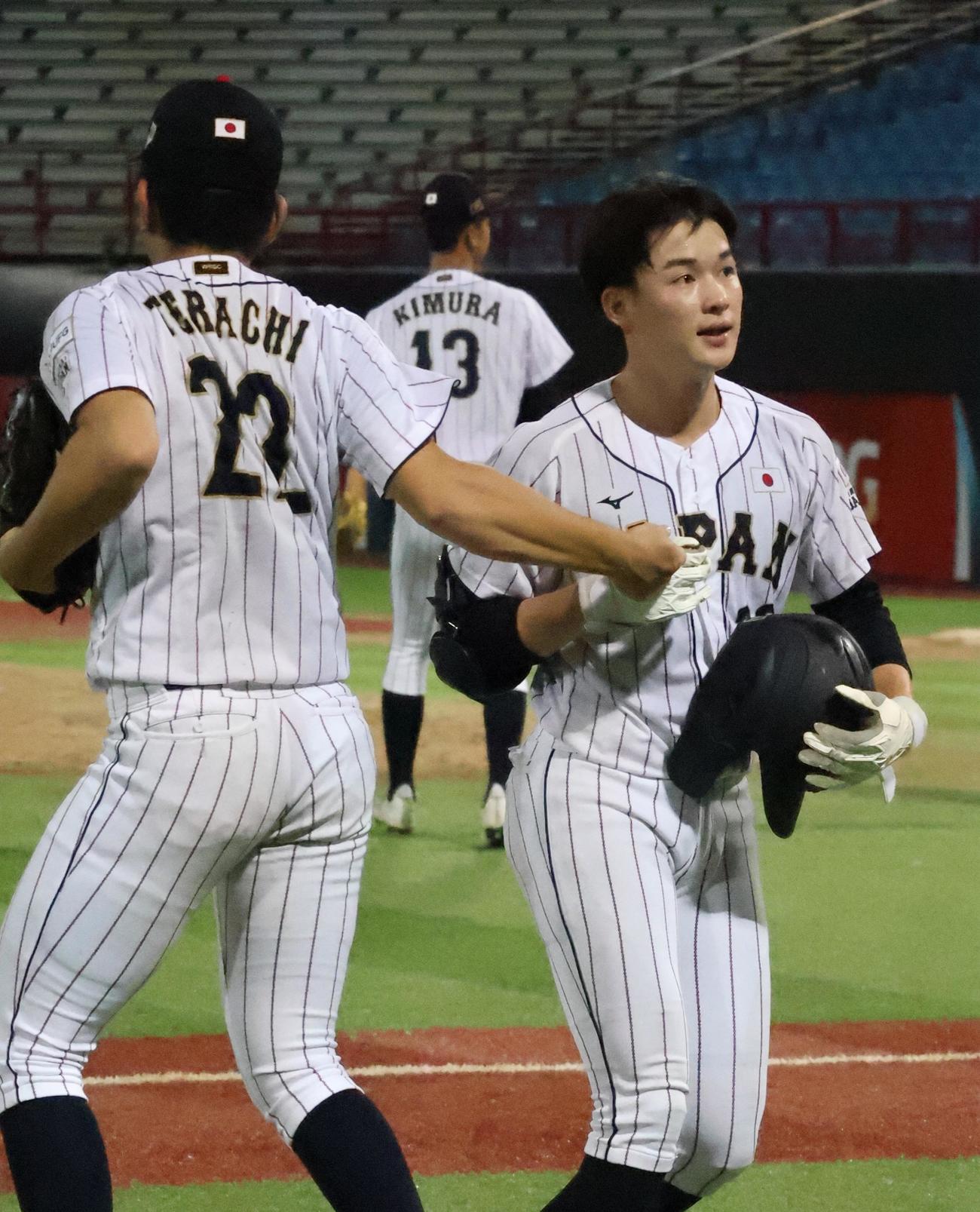 5回2死二塁、右前打を放つも点につながらずベンチに帰る丸田（撮影・柏原誠）
