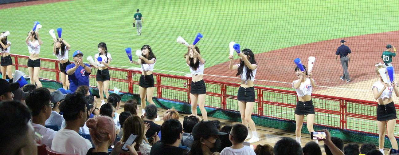 8月31日、開幕戦で地元台湾の応援をするCTガールズ