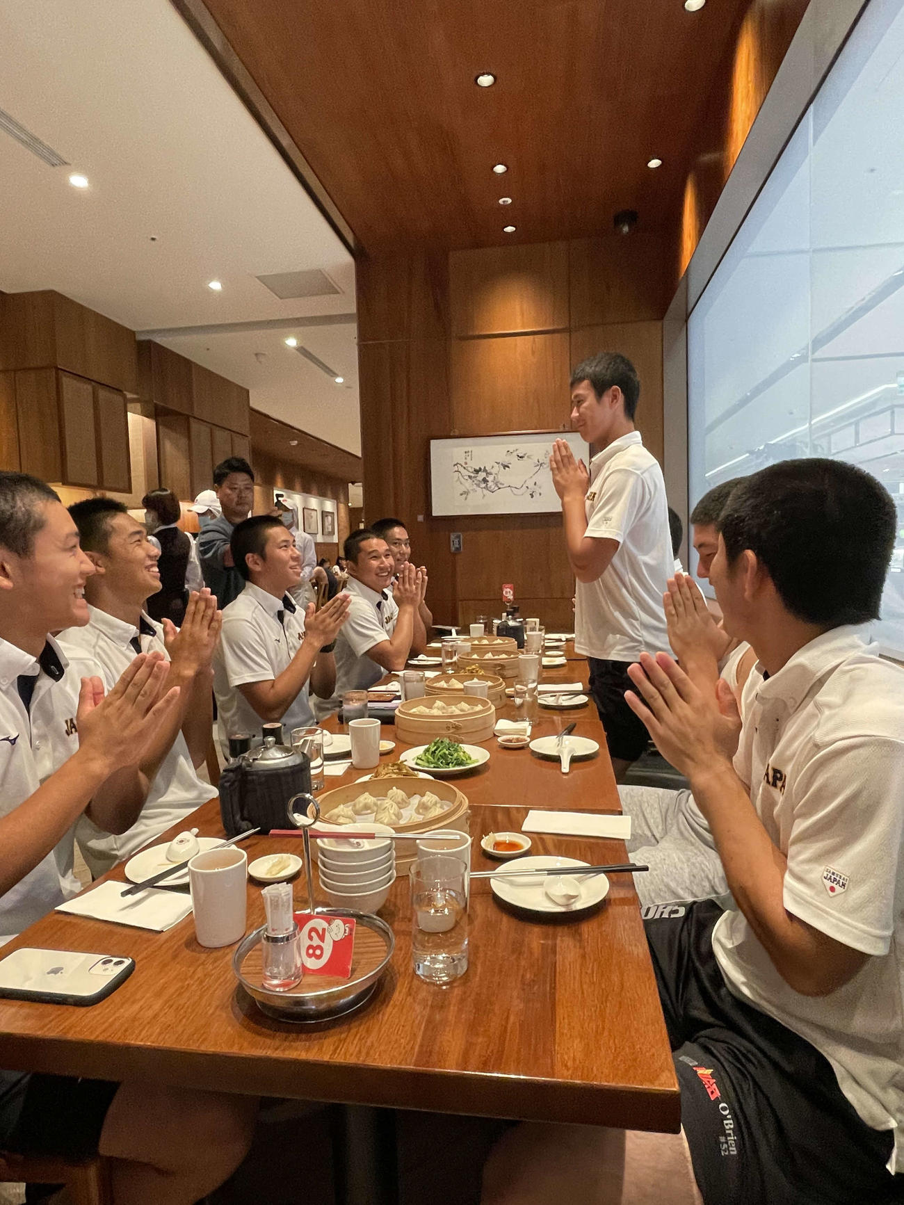 山田脩也副主将（奥）の「いただきます」に手を合わせる選手たち（撮影・保坂恭子）
