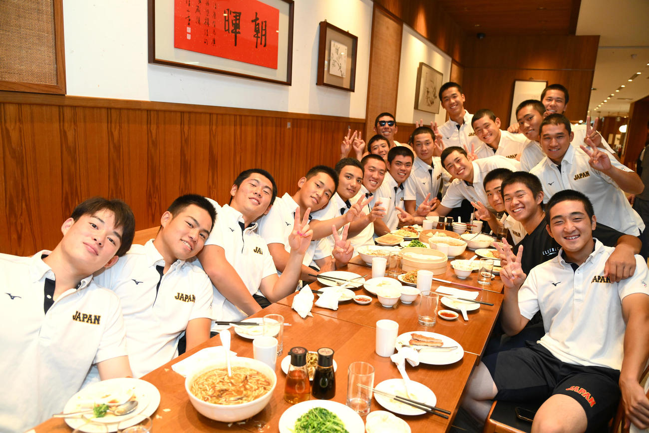 スーパーラウンドに向け、決起集会で小籠包を食べる日本の選手たち（代表撮影）