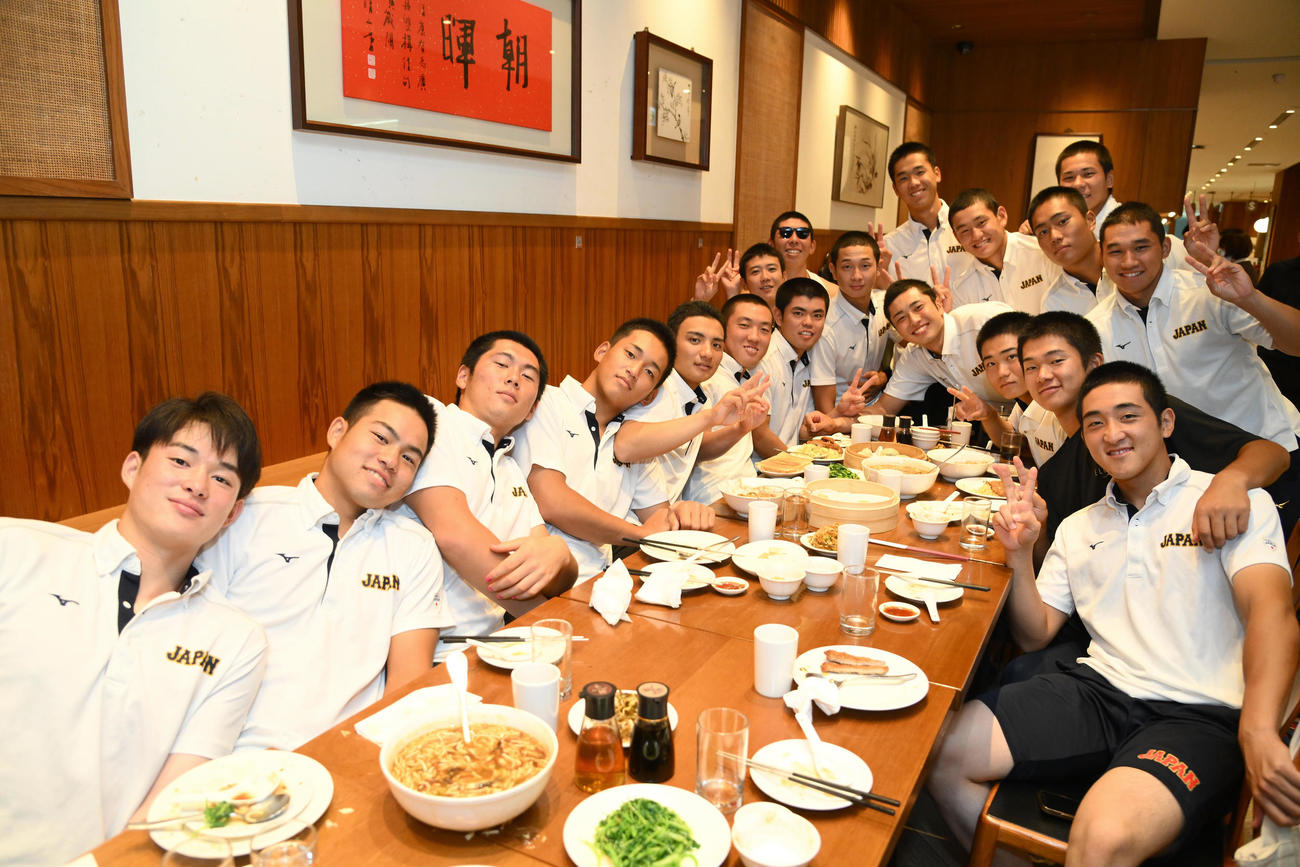 スーパーラウンドに向け、決起集会で小籠包を食べる日本の選手たち（代表撮影）