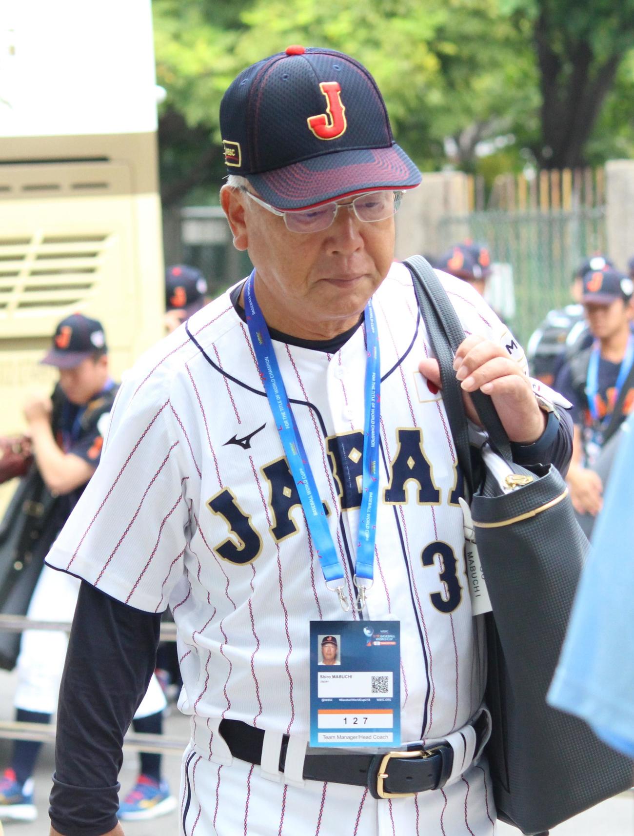 韓国対日本　球場入りする日本・馬淵監督（撮影・保坂恭子）