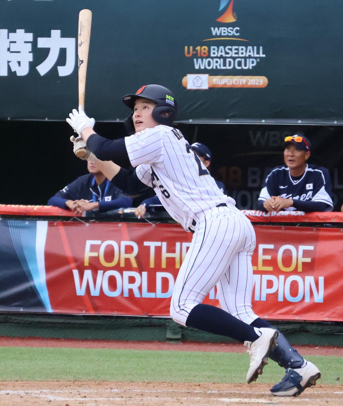 4回、大きな左飛を放つ丸田（撮影・柏原誠）