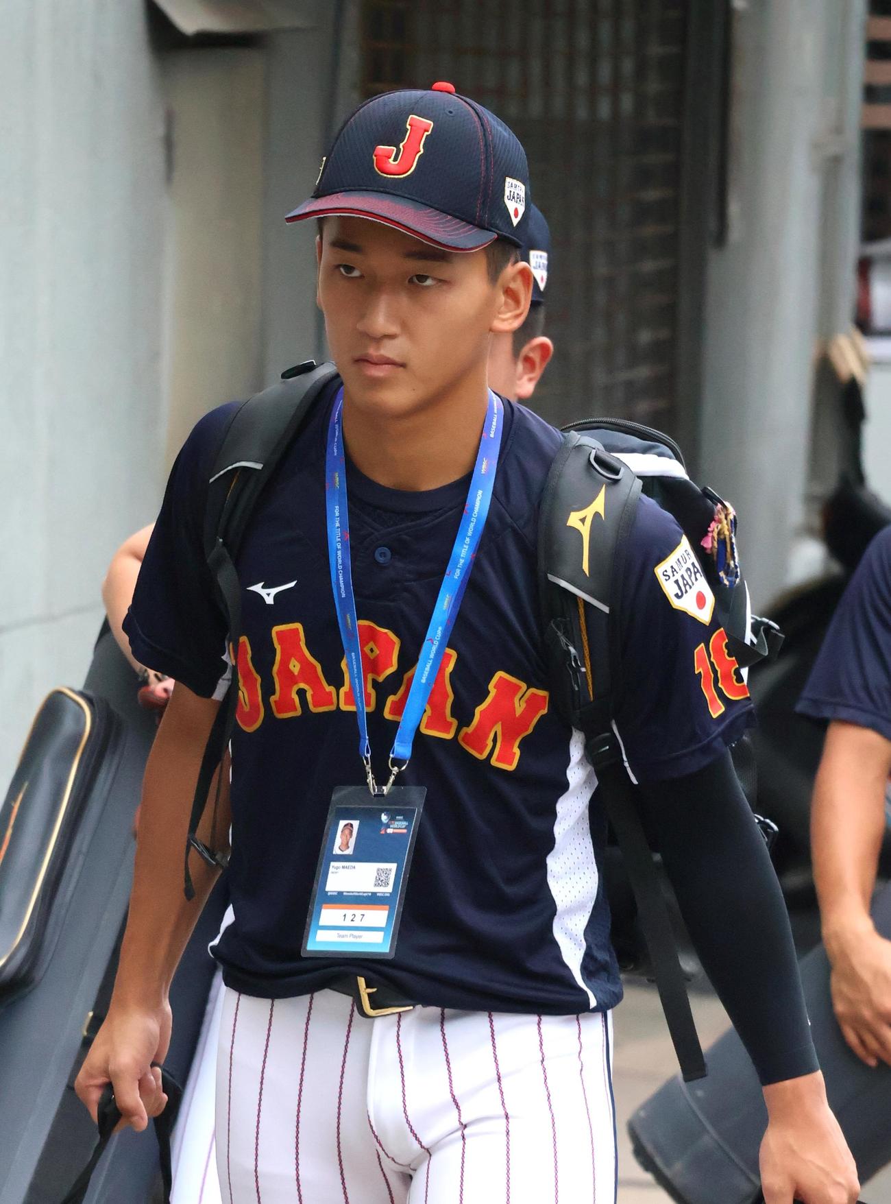 球場入りする日本・前田（撮影・柏原誠）