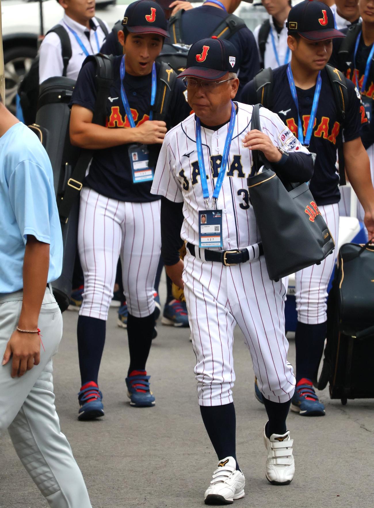 日本対韓国　球場入りする日本・馬淵監督（撮影・柏原誠）