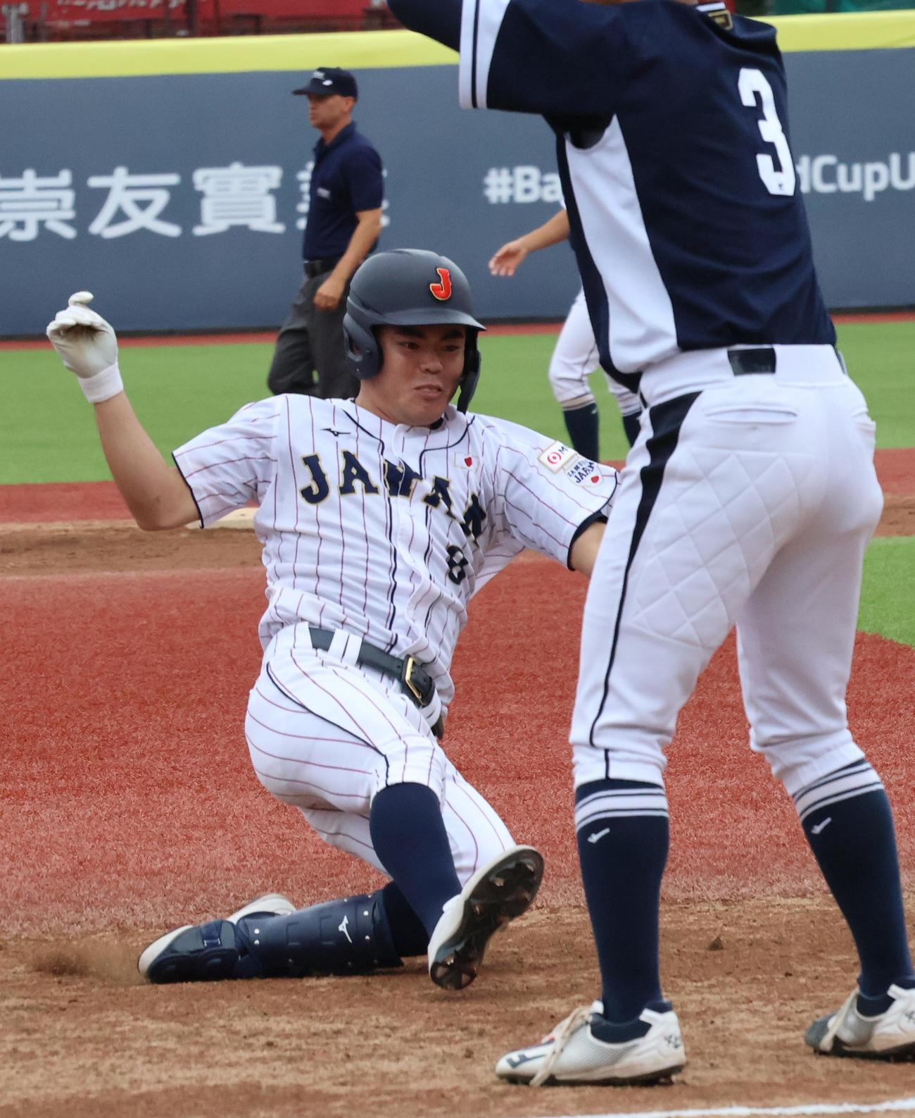 2回、先制2点三塁打を放ちスライディングする知花（撮影・柏原誠）