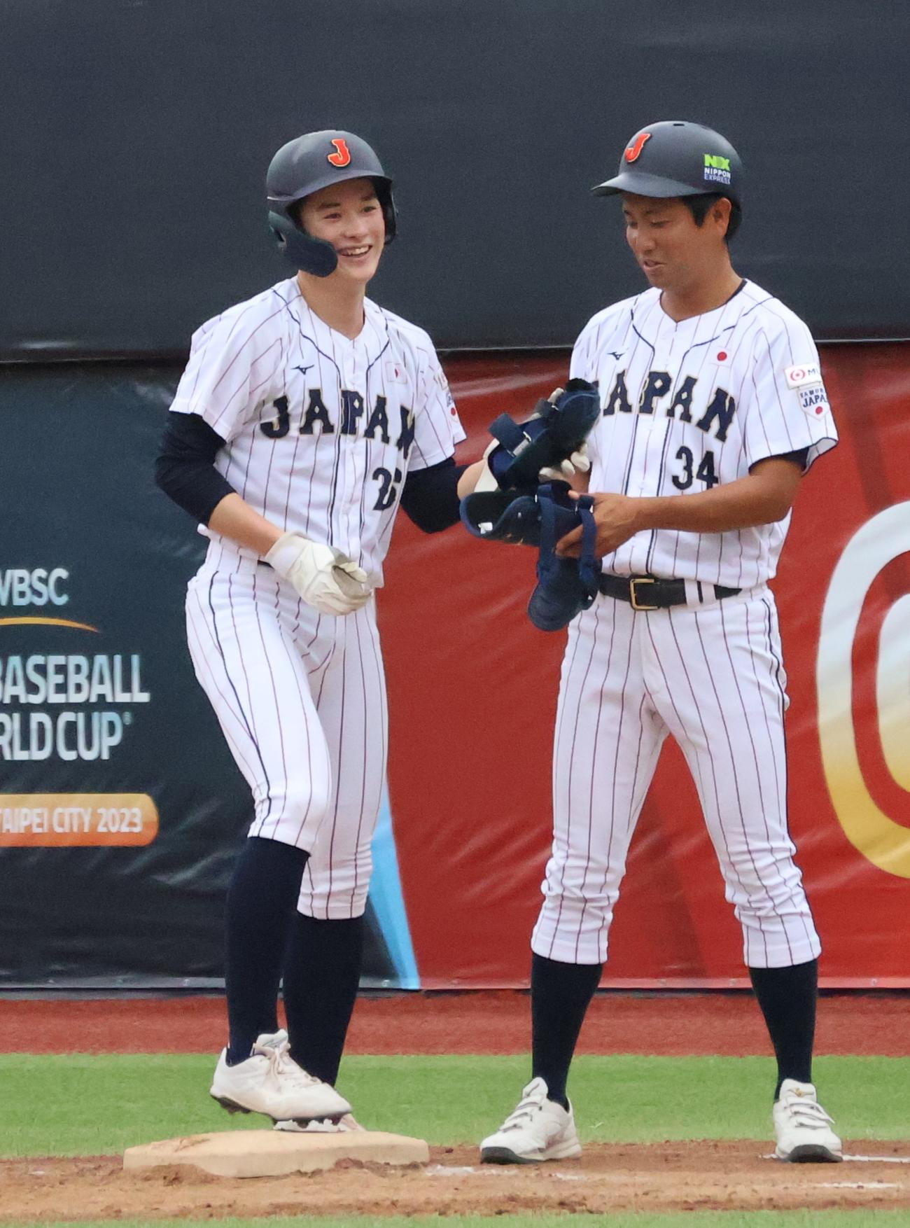 2回、一塁内野安打を放ち笑顔の丸田（撮影・柏原誠）