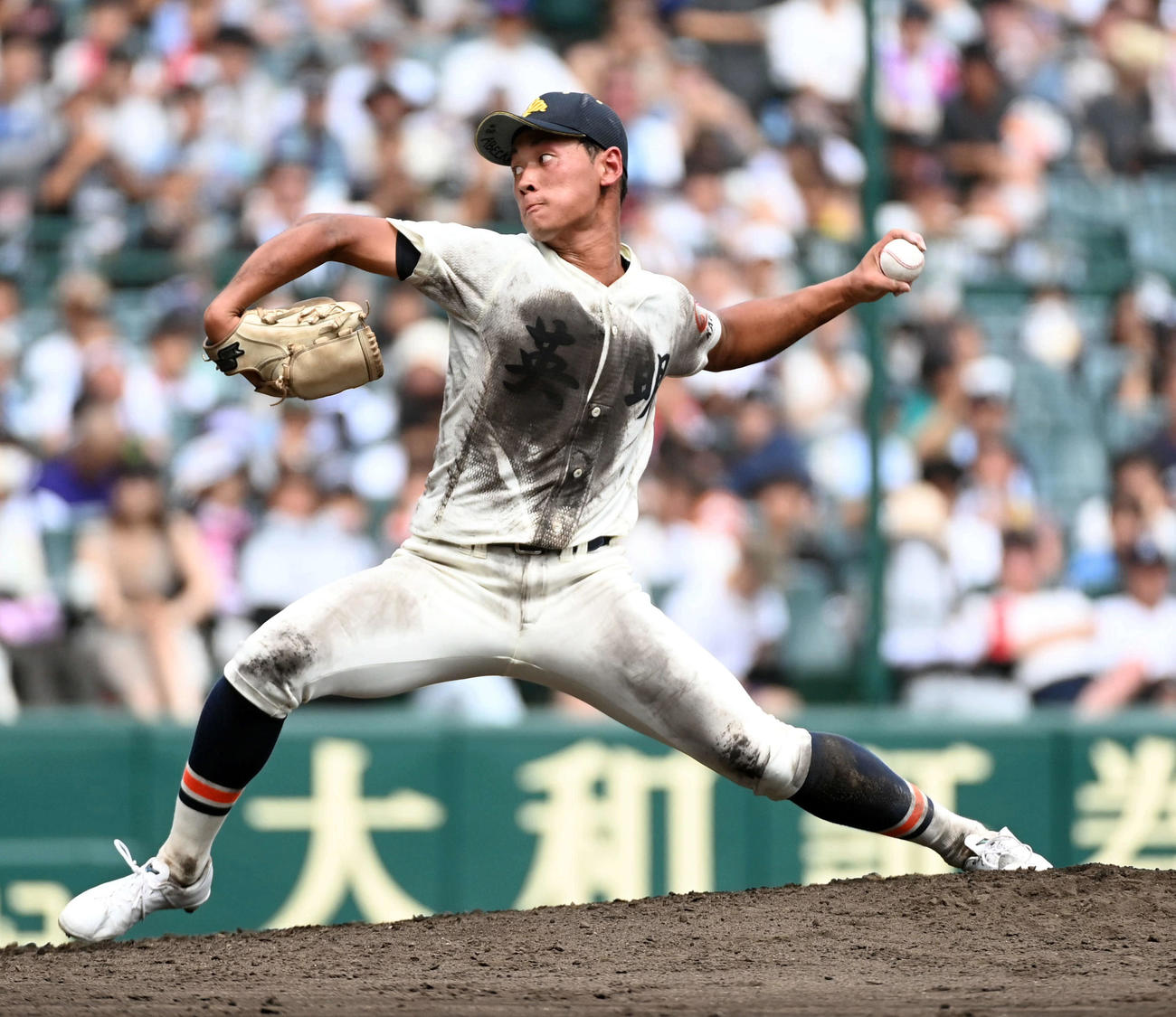第105回全国高校野球選手権記念大会で力投する英明の寿賀（2023年8月撮影）