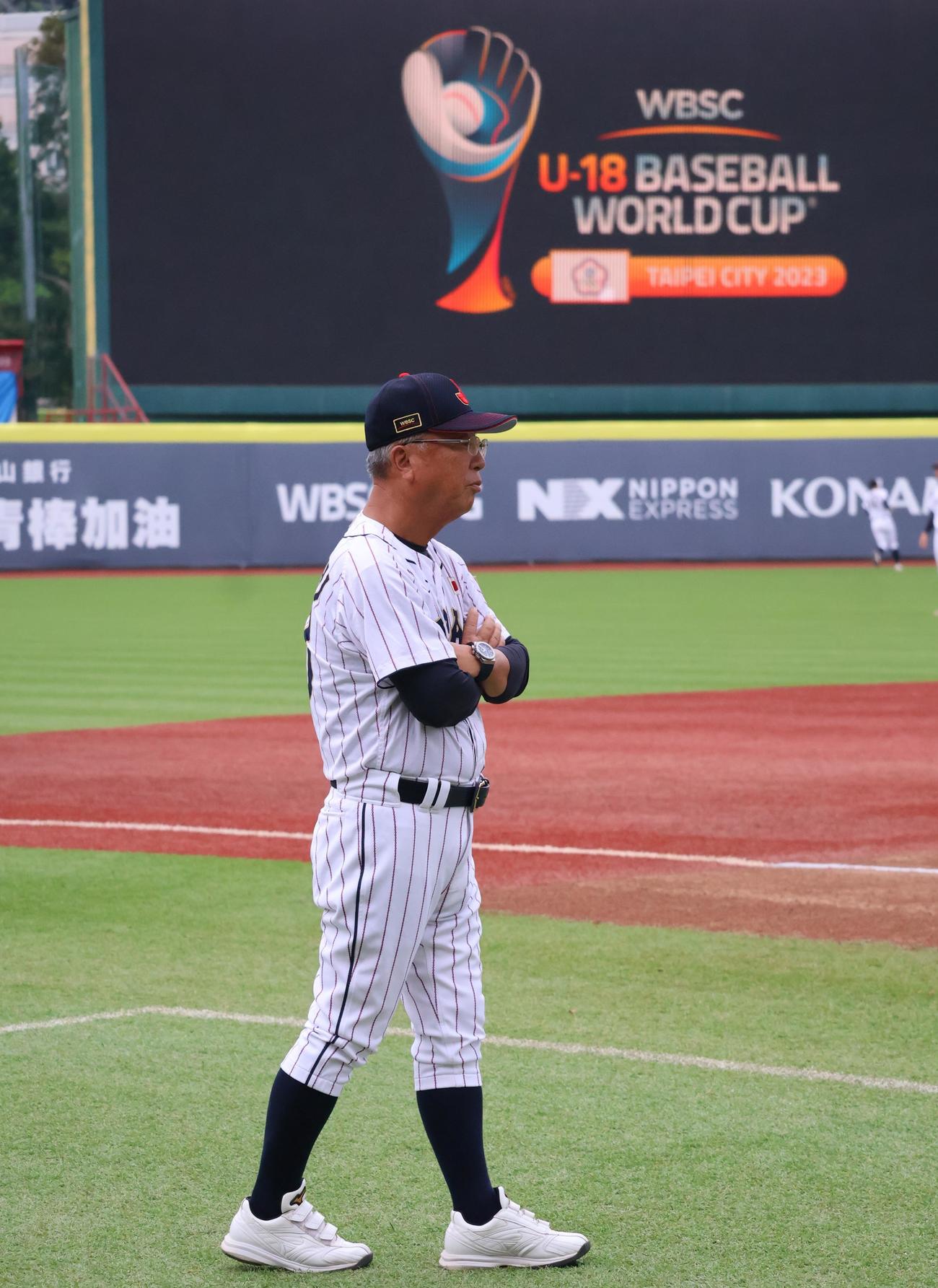 試合前の練習を見守る日本・馬淵監督（撮影・柏原誠）