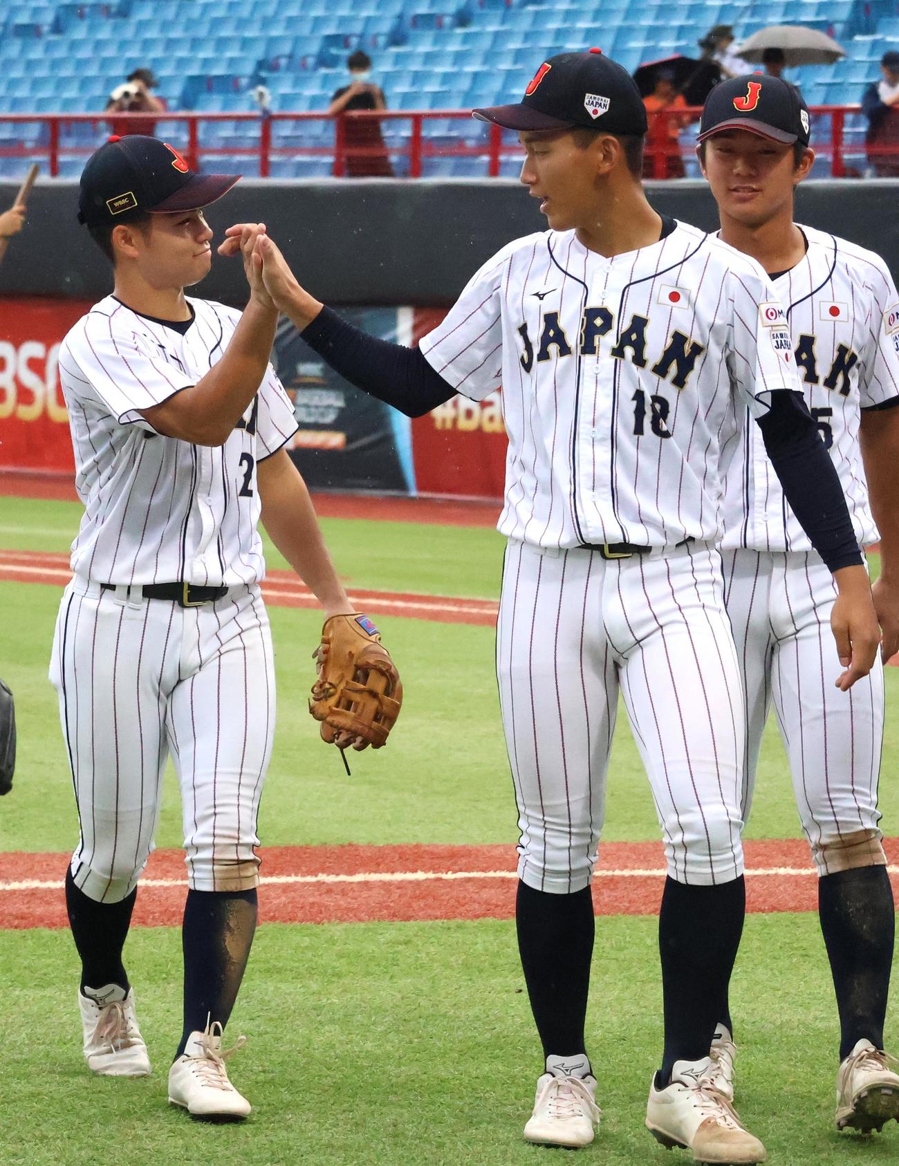 試合後、タッチをかわす前田悠伍（右）と緒方漣（中央（撮影・柏原誠）