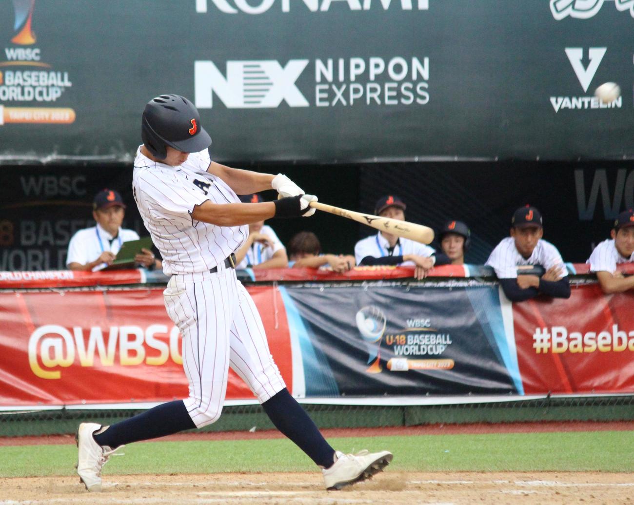 韓国対日本　6回裏日本無死、左越えソロ本塁打を放つ山田（撮影・保坂恭子）