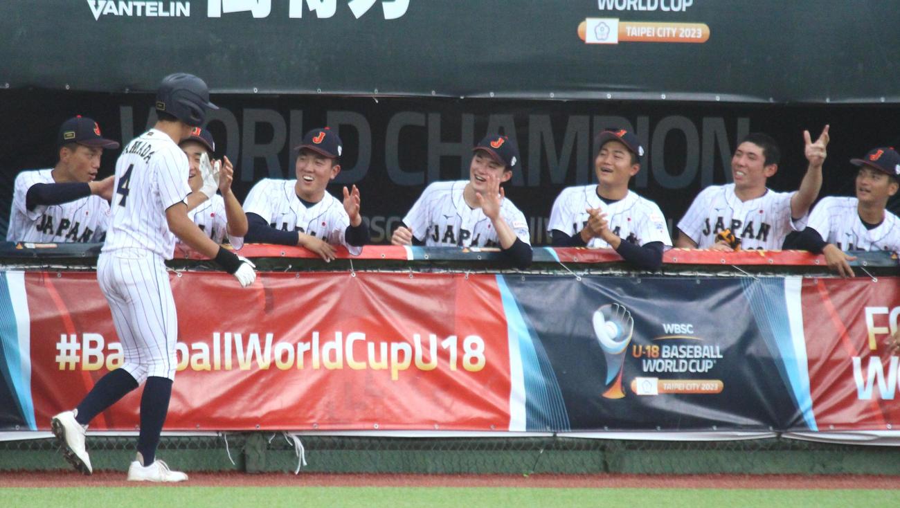 韓国対日本　6回裏日本、左越えソロ本塁打を放ち、ベンチで山田とハイタッチをする前田（左端）（撮影・保坂恭子）
