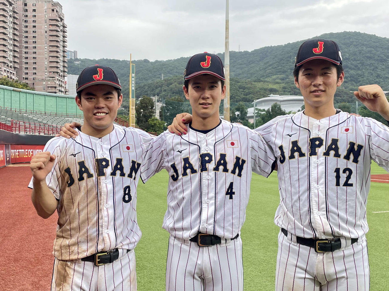 韓国対日本　勝利に貢献した左から日本の知花、山田、尾形（撮影・保坂恭子）