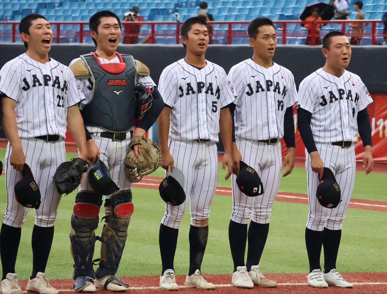 勝利してスタンドにあいさつする日本代表（撮影・柏原誠）