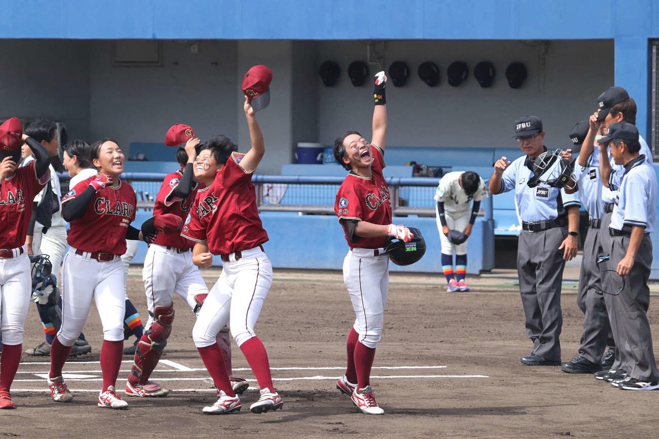 優勝し、大喜びするクラーク仙台ナイン（同校提供）