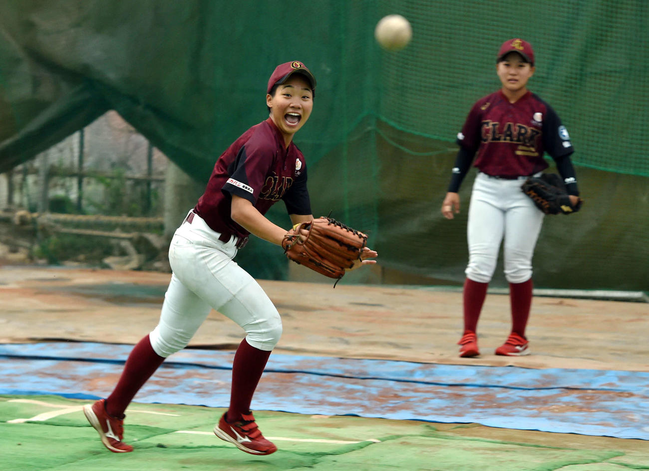 ハツラツと練習する内田主将（左）