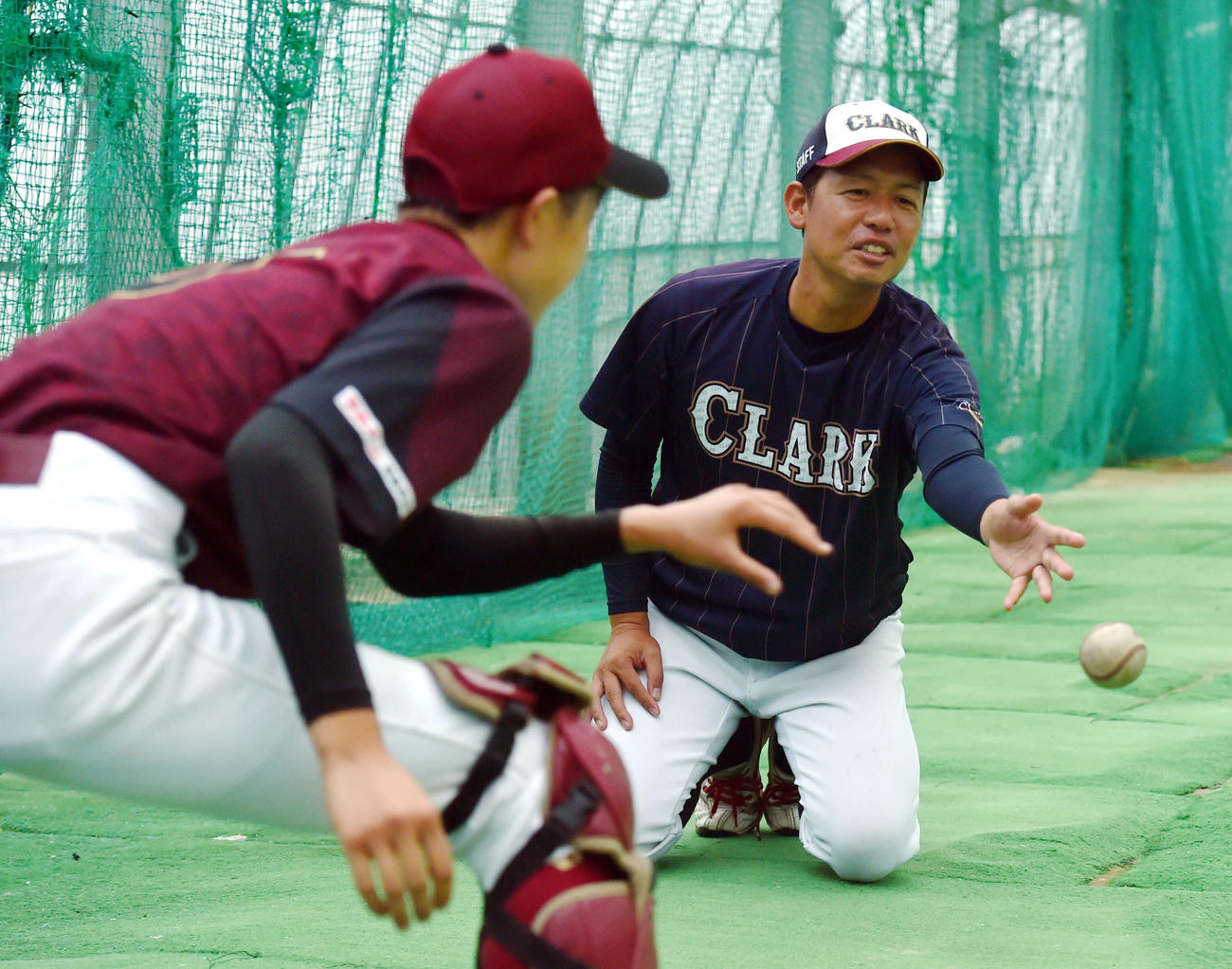 捕手練習でボールをトスする渡辺部長