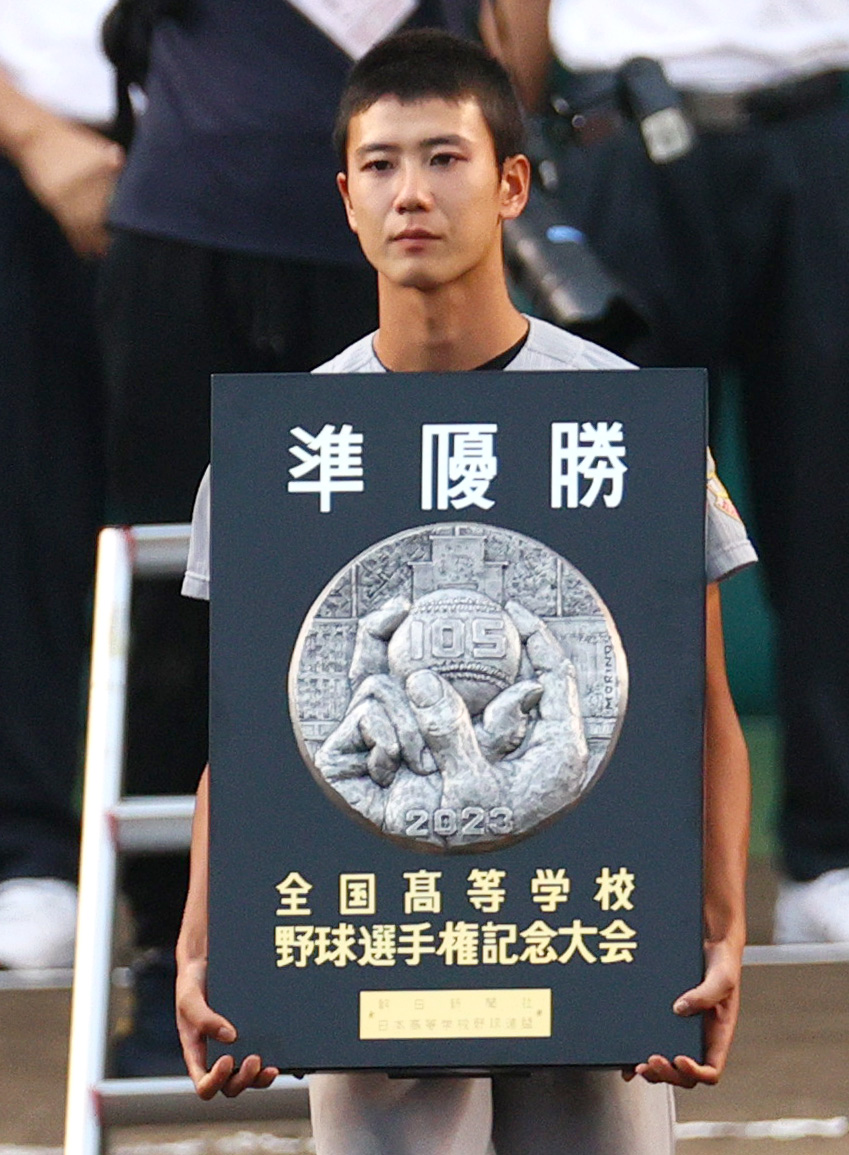 8月23日、準優勝盾を手にする山田主将
