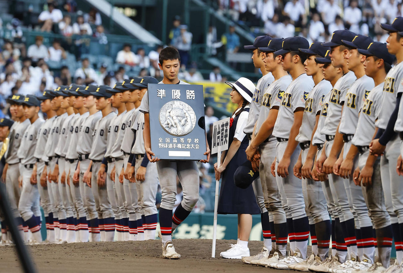 8月23日、準優勝盾を受け取り整列する山田主将