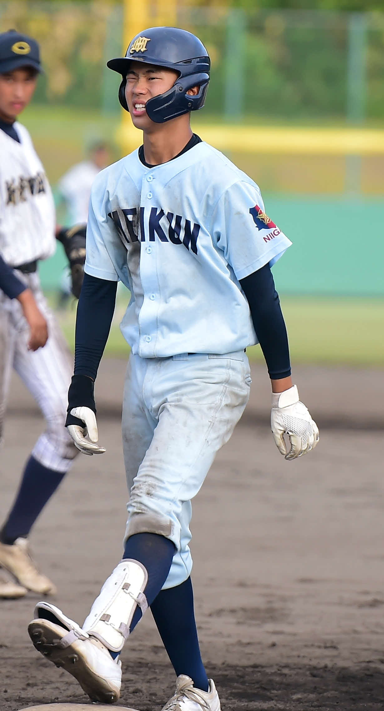 この日4安打目の適時右前打を放つも苦笑いの新潟明訓・権平