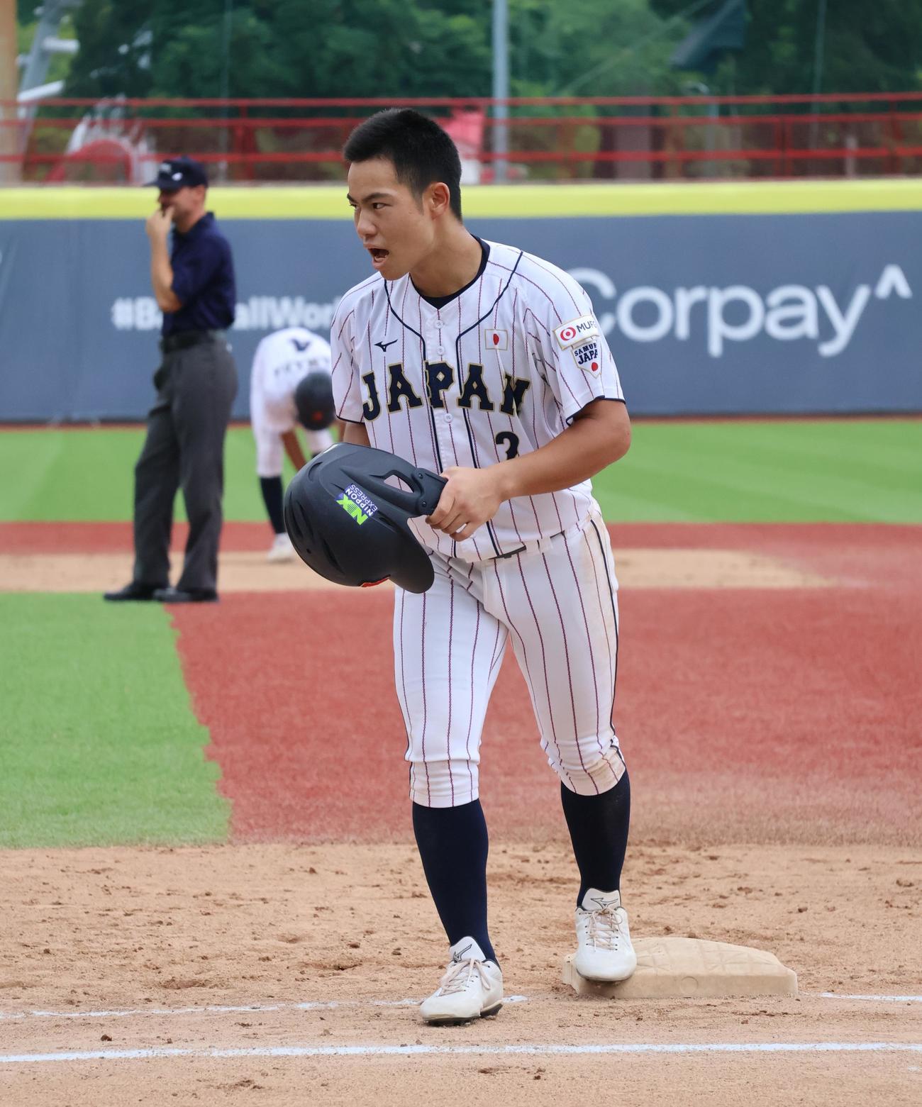 一塁手と交錯した緒方漣は気合を入れて試合復帰（撮影・柏原誠）