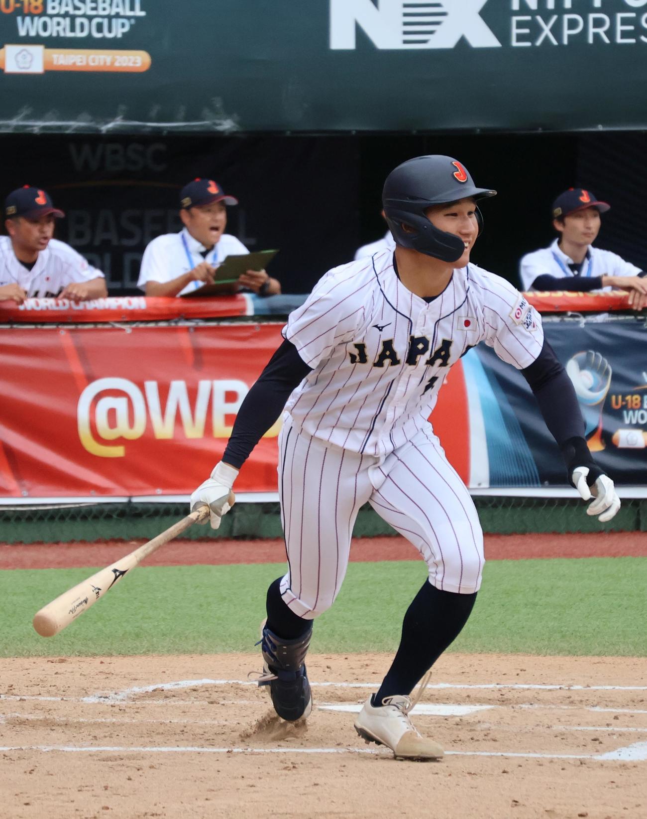 1回、右前に先制2点打を放つ武田（撮影・柏原誠）