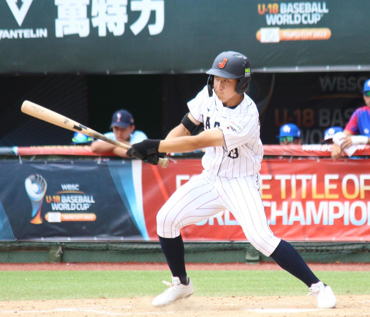 プエルトリコ対日本　4回裏日本1死、内野安打を放つ橋本（撮影・保坂恭子）