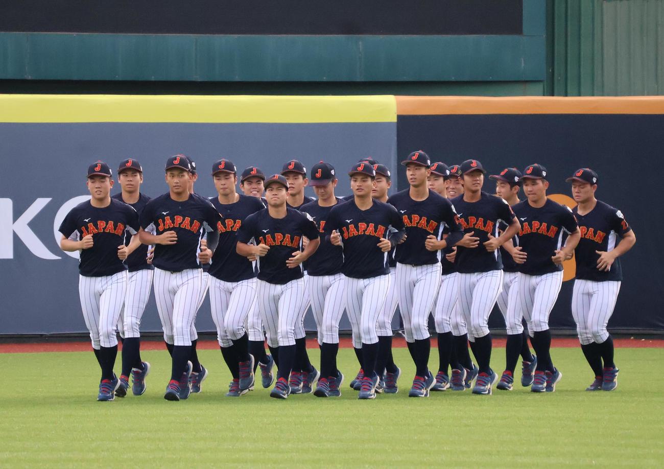 屋外でランニングする日本代表（撮影・柏原誠）