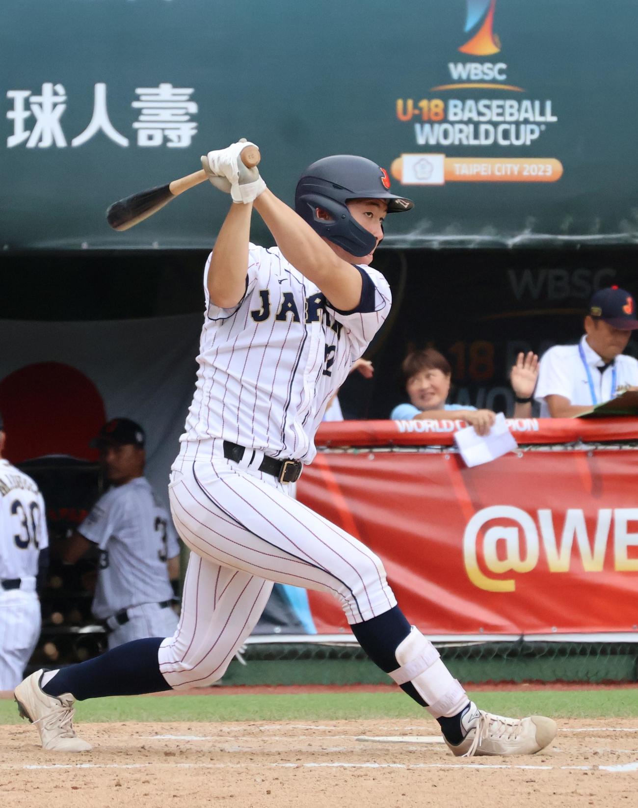 5回、2点適時打を放つ寺地（撮影・柏原誠）